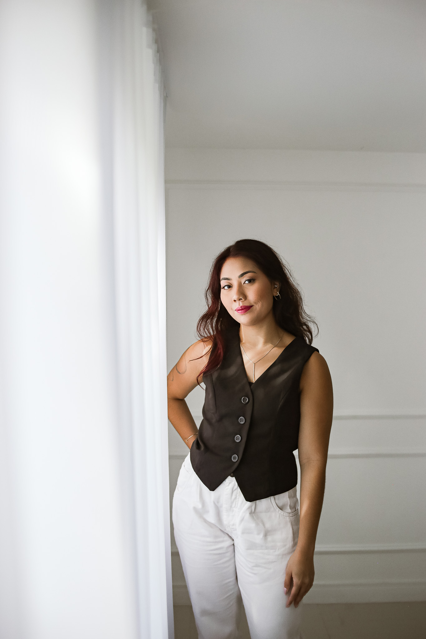 Retrato profissional da psicóloga Rebeca Diniz sorrindo