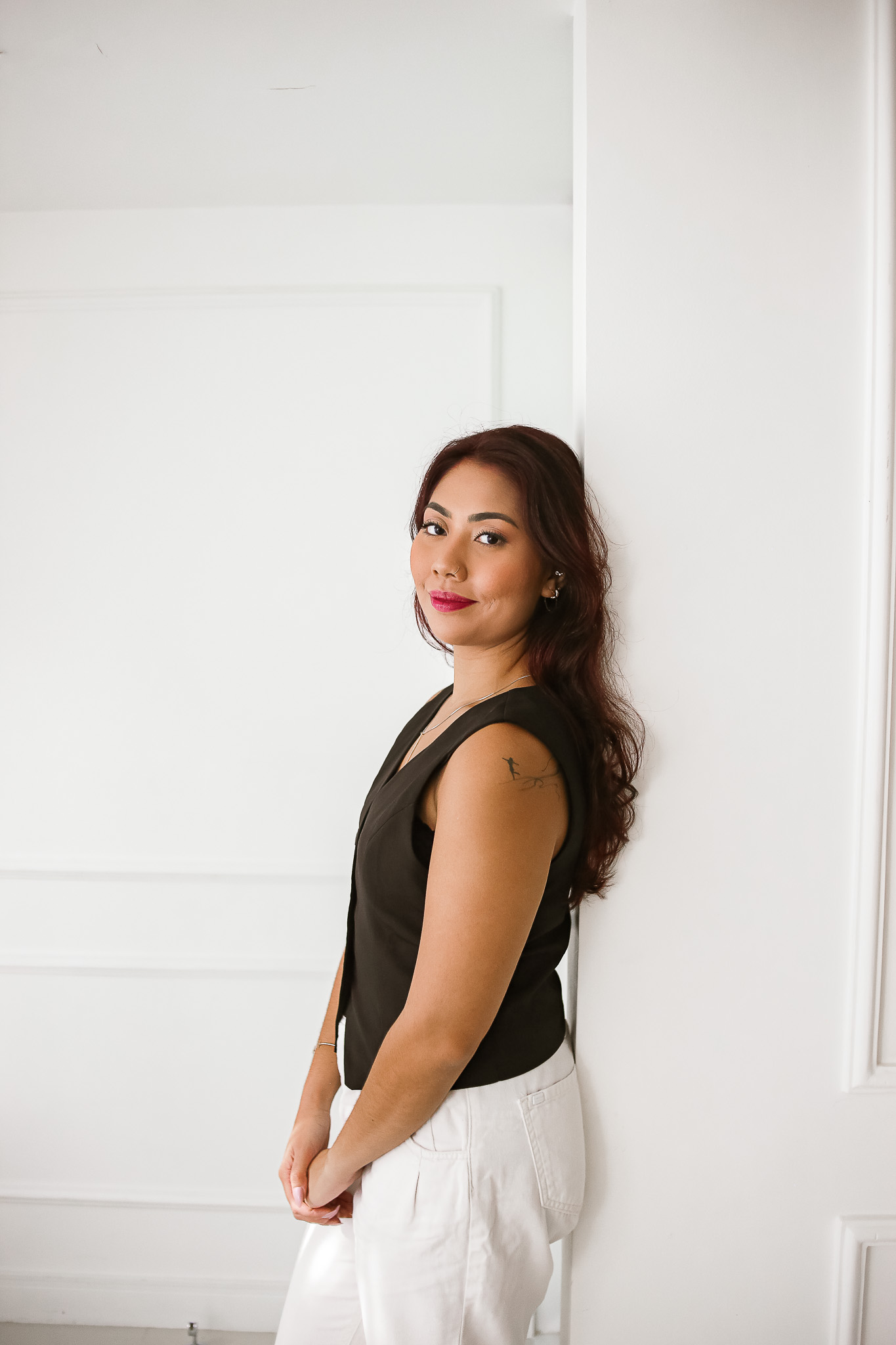 Retrato informal de Rebeca Diniz, psicóloga, em momento descontraído